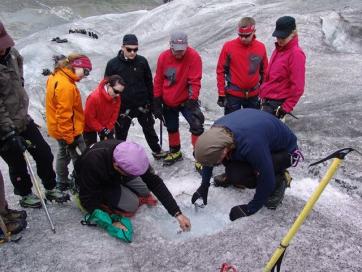 Eiskurs und Felsausbildung Kaunertal Ötztaler Alpen: Eisschrauben setzen