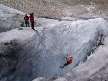 Eiskurs und Felsausbildung Kaunertal Ötztaler Alpen: Ablassen in die Spalte