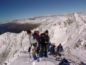 Eiskurs und Felsausbildung Kaunertal Ötztaler Alpen: Tour zur Weißseespitze -unter dem Gipfel Plateau