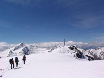 Eiskurs und Felsausbildung Kaunertal Ötztaler Alpen: Tour zur Weißseespitze -die letzten Meter zum Gipfel