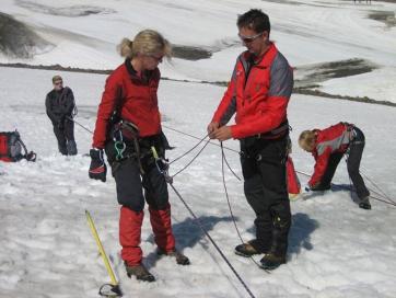 Eiskurs und Felsausbildung Kaunertal Ötztaler Alpen: Spaltenrettung mit loser Rolle