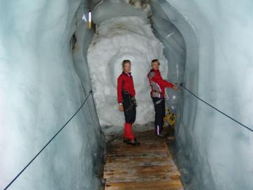 Eiskurs und Felsausbildung Kaunertal Ötztaler Alpen: in der Eishöhle
