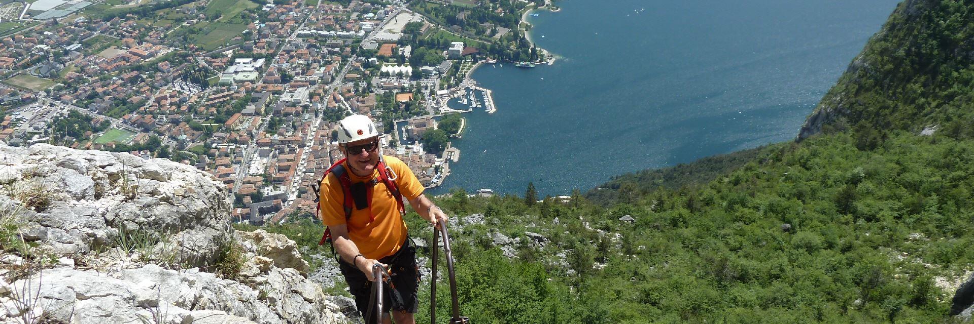 Klettersteig gehen - Tiefblick nach Riva del Garda