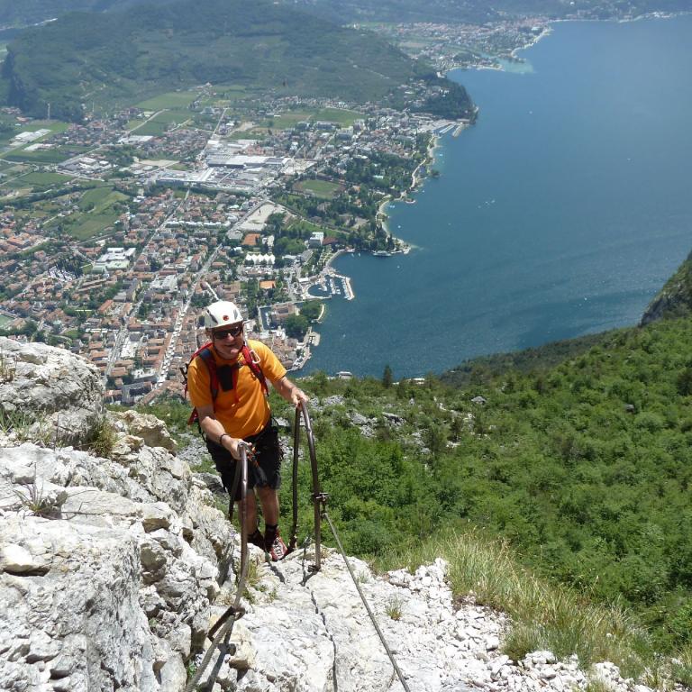 Klettersteig gehen - Tiefblick nach Riva del Garda