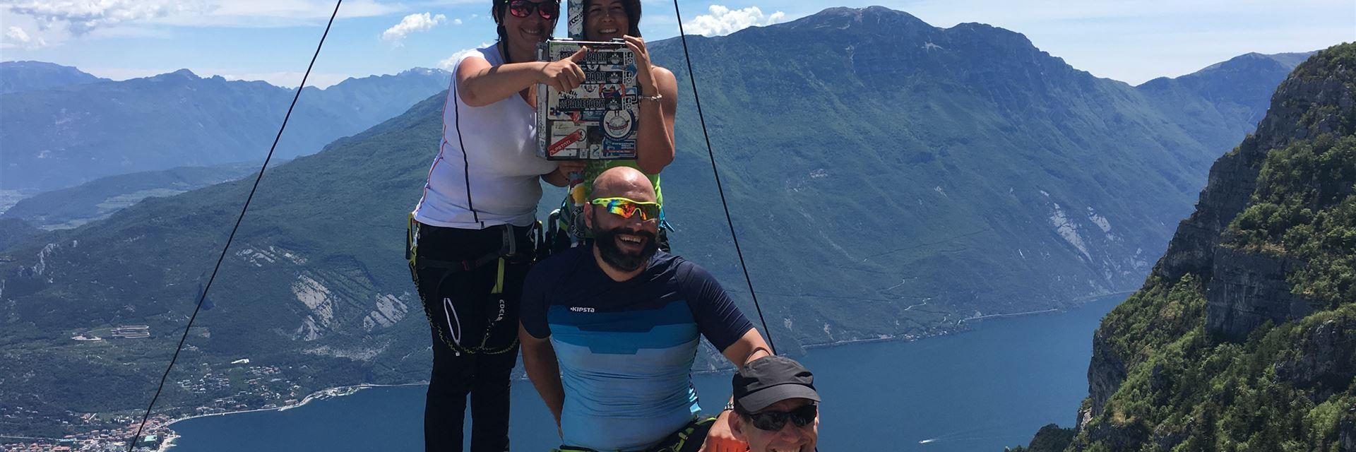 Klettersteig gehen - Gipfel nach dem Via del Amizizia über Riva del Garda am Gardasee