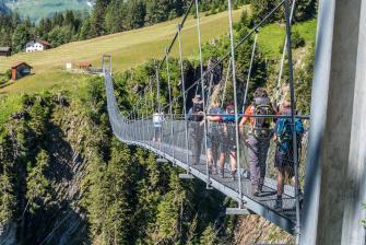 E5 Alpenüberquerung Bergschule Oberallgäu: Hängebrücke Holzgau