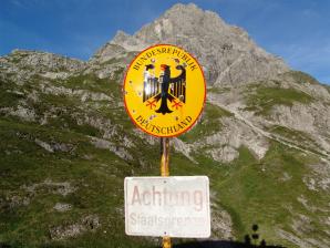 E5 Alpenüberquerung Bergschule Oberallgäu: Grenzschild Mädelejoch