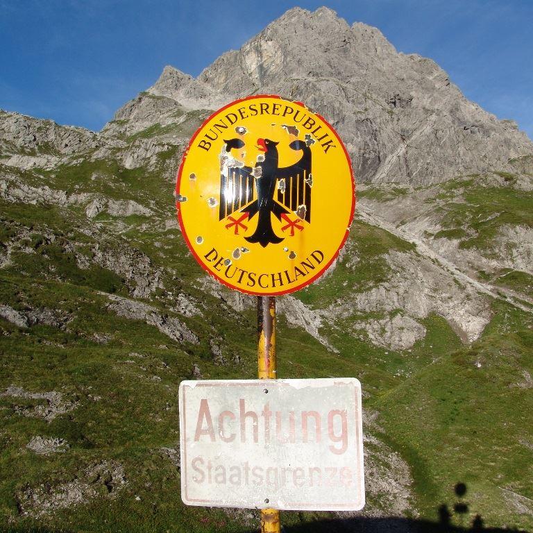 Alpenüberquerung E5 Oberstdorf-Meran: Mädelejoch Grenztafel