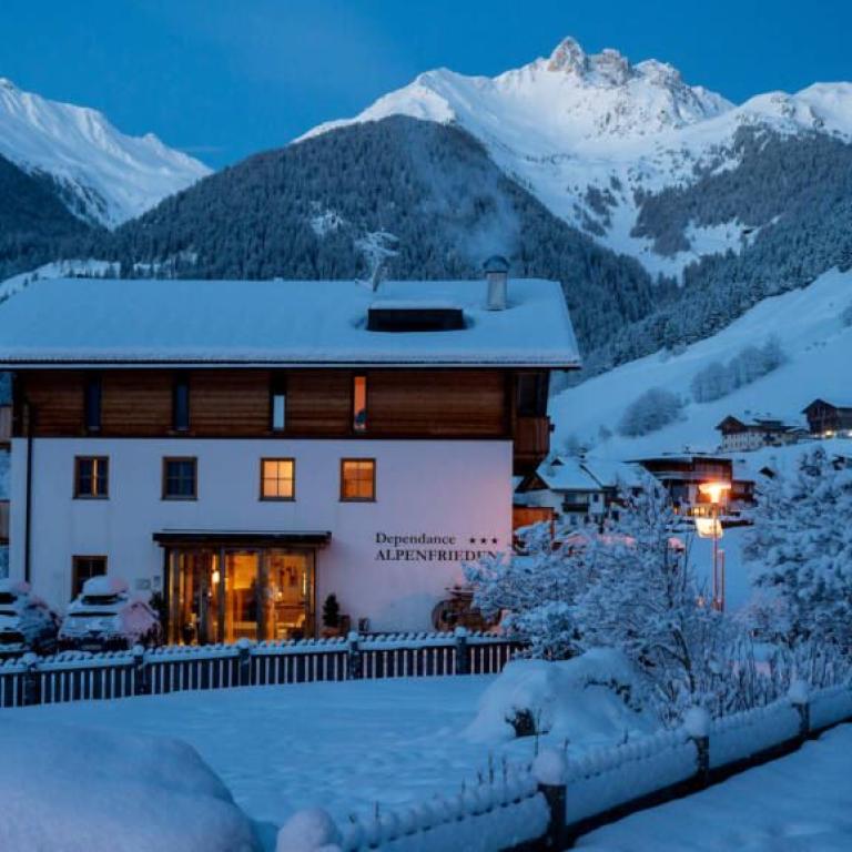 berghotel-alpenfrieden_home_dependance_winter-768x578